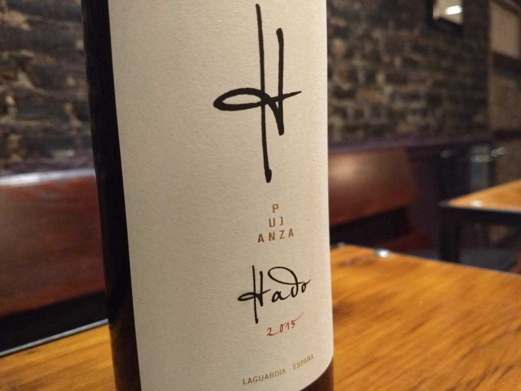 Vinos tintos de España por menos de 30 euros extraordinarios para Navidad 17 Hado, de Bodegas y Viñedos Pujanza (DOC Rioja). 12,75 euros