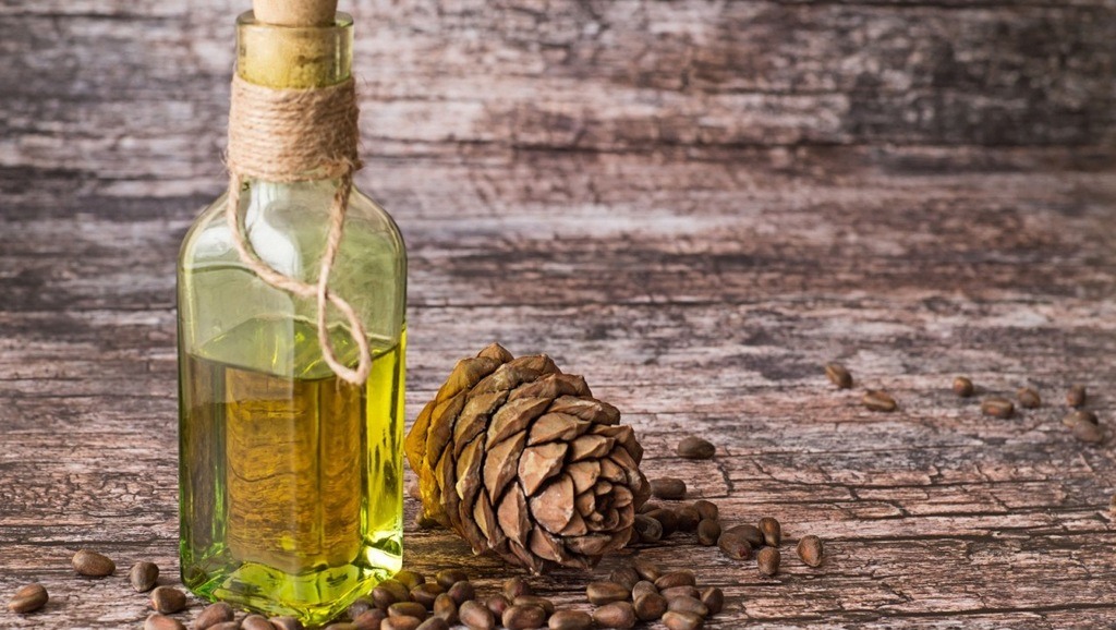 Cómo eliminar las polillas de la ropa 4 Aceite de cedro para las polillas