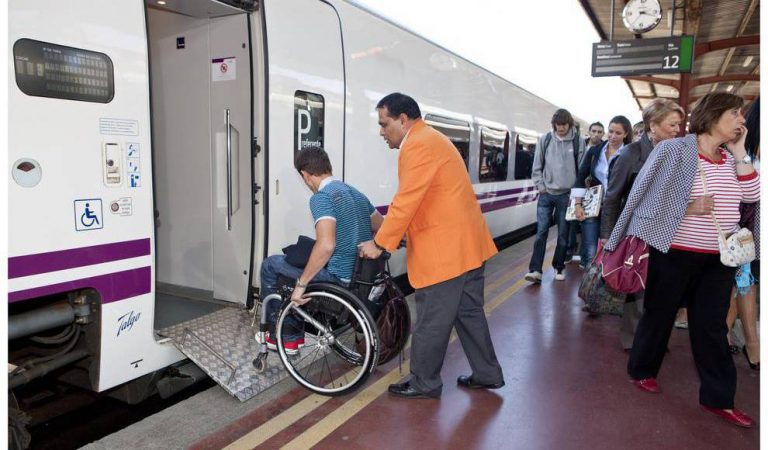 Adif prestará el servicio de asistencia a personas con discapacidad en estaciones