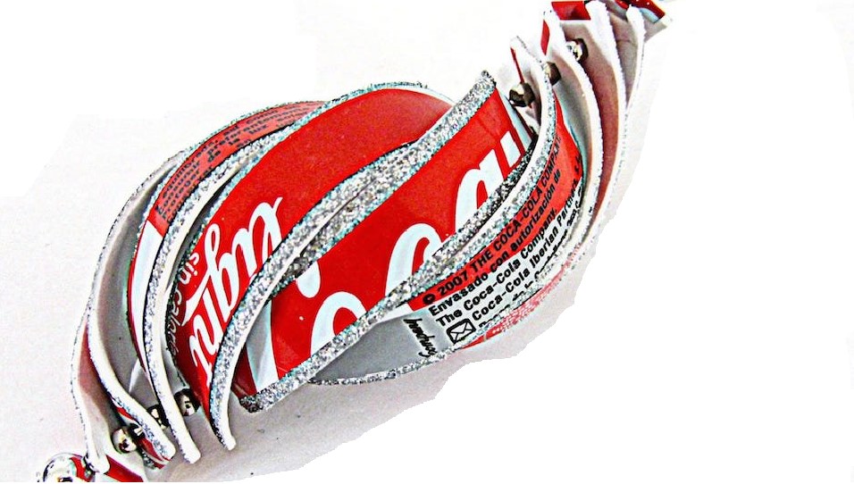 Realiza adornos de Navidad con latas de refrescos