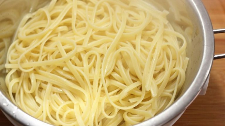 No la tires: los usos que puedes darle al agua de cocer la pasta