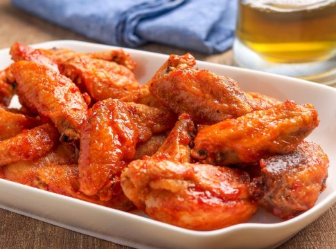 alitas de pollo Cómo hacer unas alitas de pollo picantes adictivas