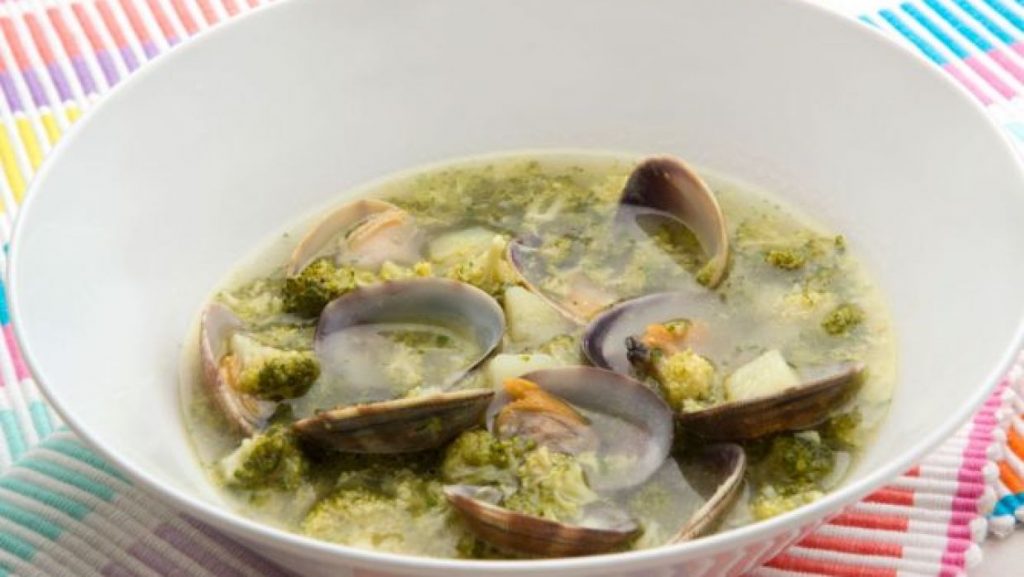 Sopa de almejas: un plato fácil y gourmet para arrasar esta Navidad
