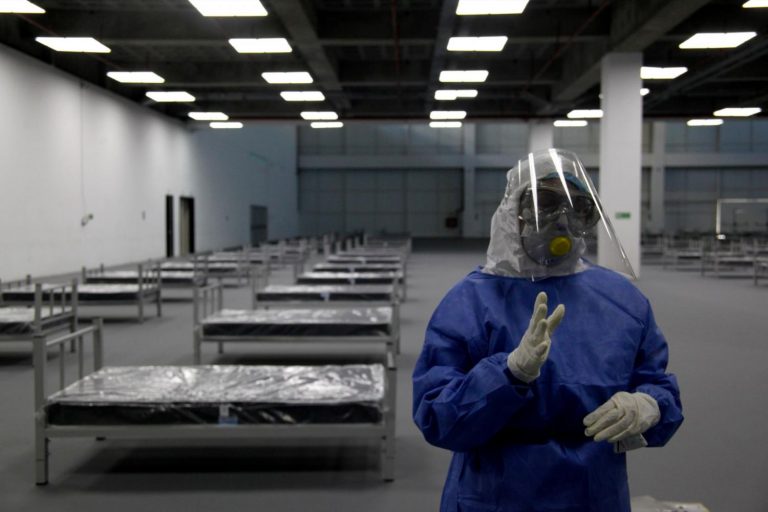 Andalucía baja doce hospitalizados hasta los 1.534 y tres ingresos en UCI