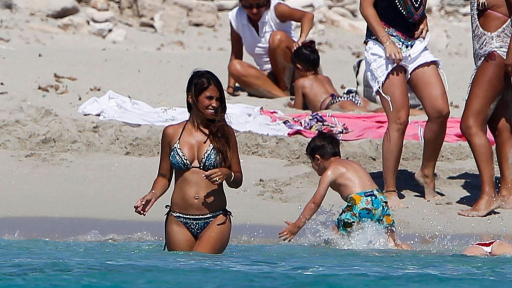 antonella roccuzzo en la playa bikini