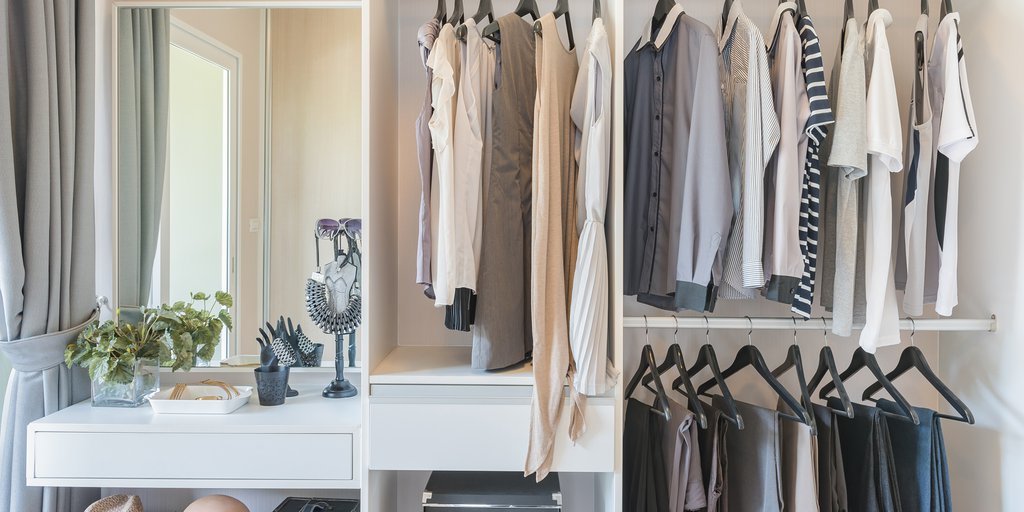 Por qué los armarios huelen mal