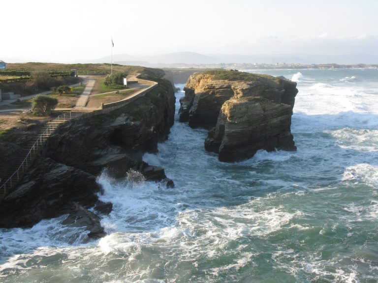 Cambio climático agrava el proceso de desaparición de los acantilados de la playa de As Catedrais