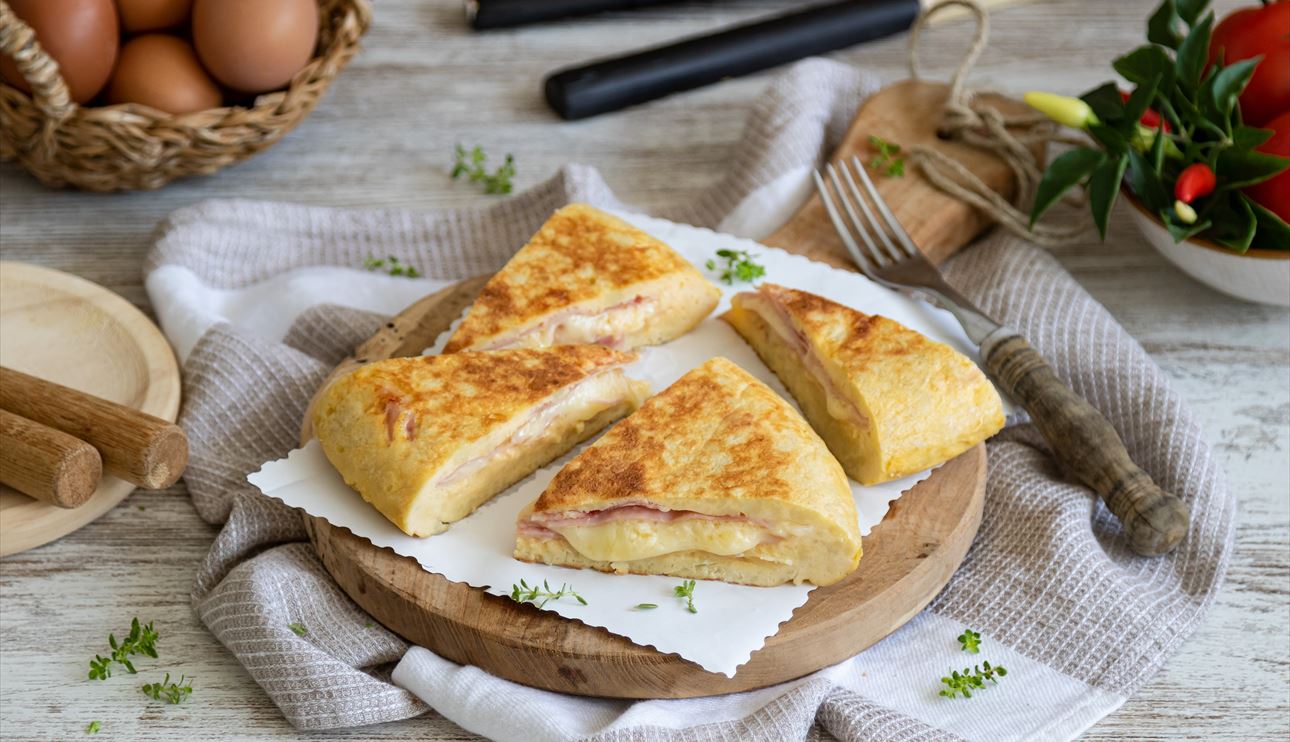 Tortilla de patatas con jamón york y queso