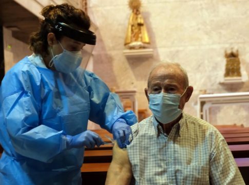 aureo-lopez-garcia-recibe-la-primera-dosis-de-la-vacuna vacuna