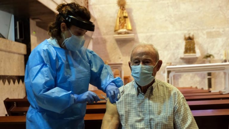 Áureo López, de 88 años, primera persona en vacunarse en Castilla y León