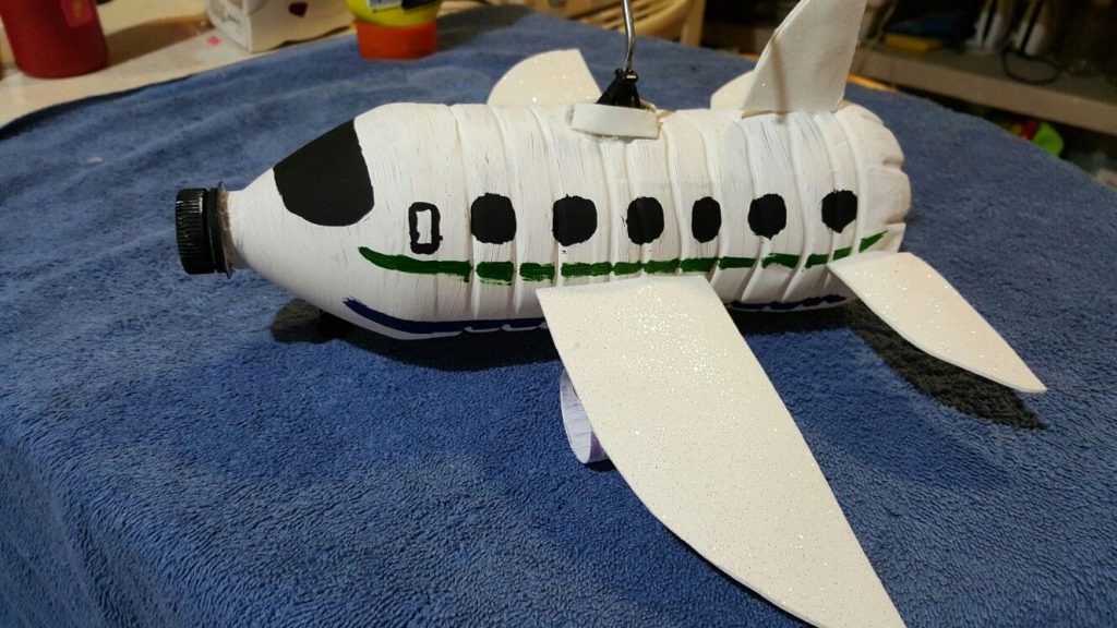 Avión con botellas