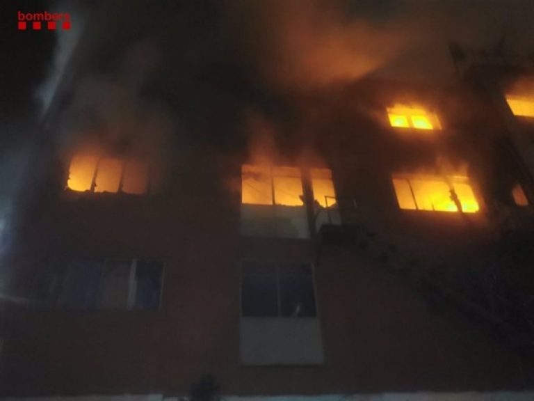 Rescatan a nueve personas en un incendio en Las Palmas