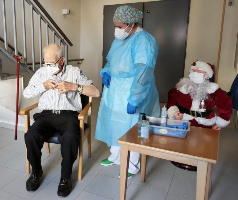 Batiste, la primera persona vacunada en la Comunitat Valenciana