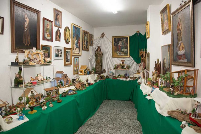 Una exposición de belenes solidarios con materiales reciclados recoge donativos