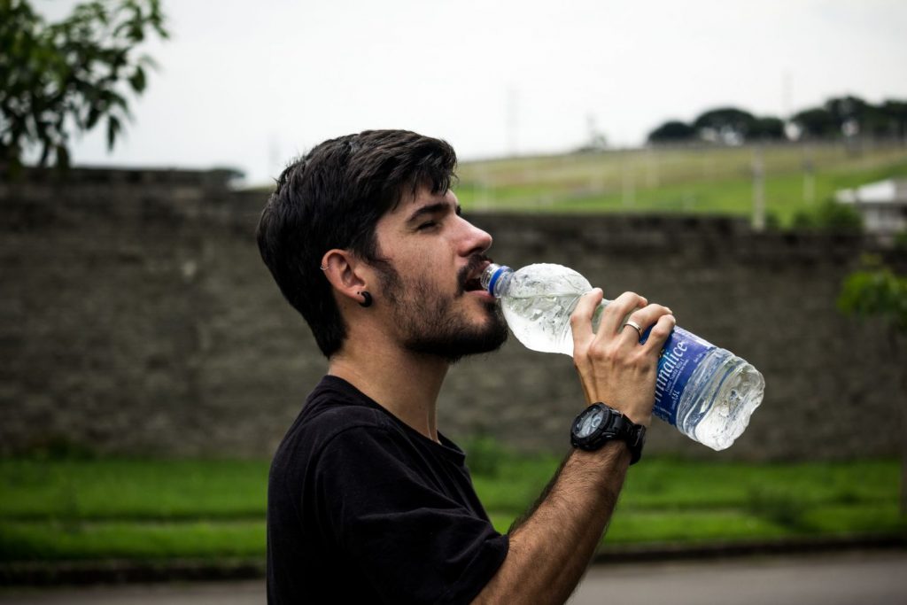 Por qué deberías beber un vaso de agua nada más despertarte