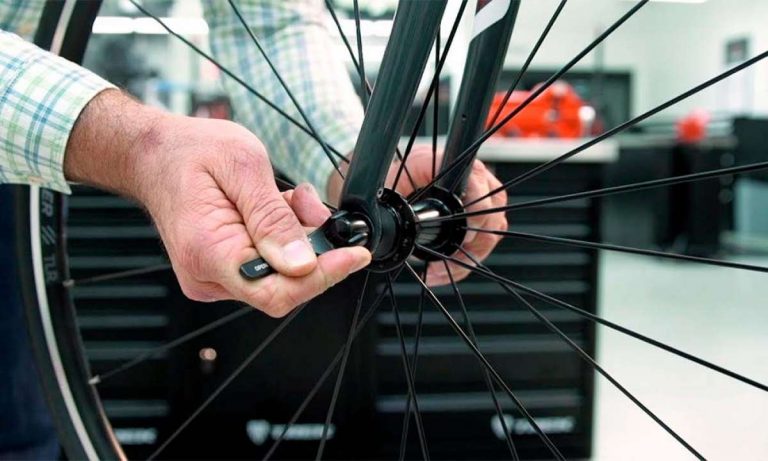 Cómo cambiar la rueda de una bicicleta