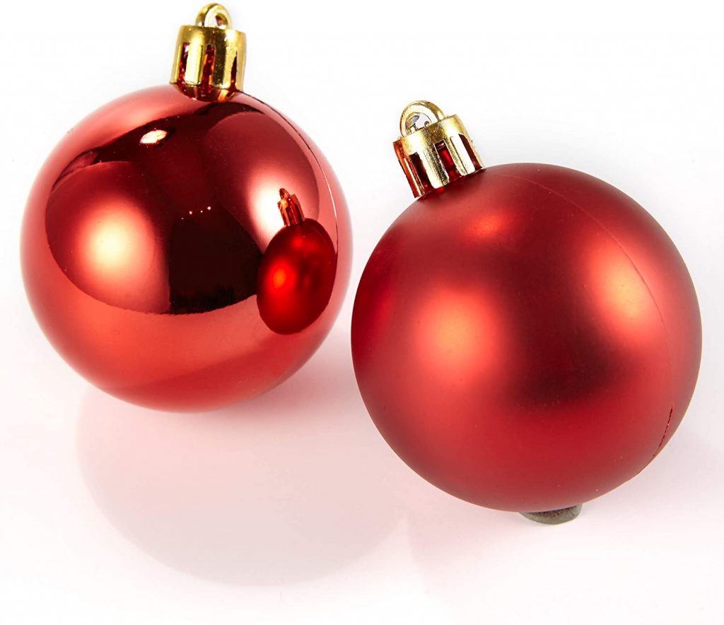 Usa los accesorios navideños para inventar juegos con los tuyos.