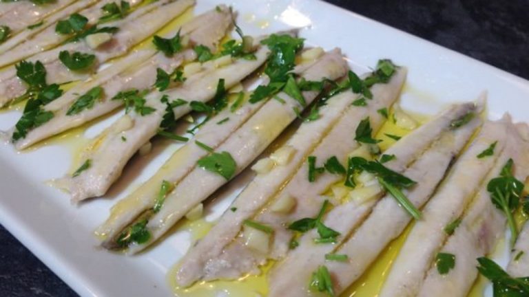 Cómo hacer unos boquerones en vinagre caseros ideales para los aperitivos de Navidad