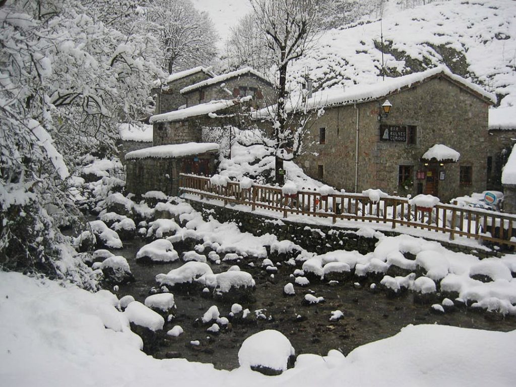 Los pueblos más bonitos de España para ver nevados 6 Bulnes, uno de esos pueblos que te llena el alma, especialmente cuando están cubiertos de nieve.