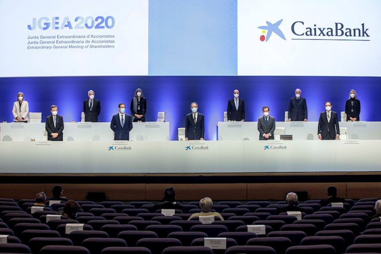 Los accionistas de CaixaBank aprueban por mayoría su fusión con Bankia