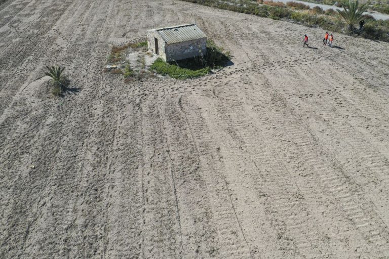Sacan a la luz restos humanos del campo concentración de Albatera