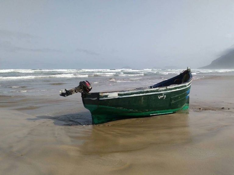 Trasladan a Motril a 15 personas rescatadas en una patera