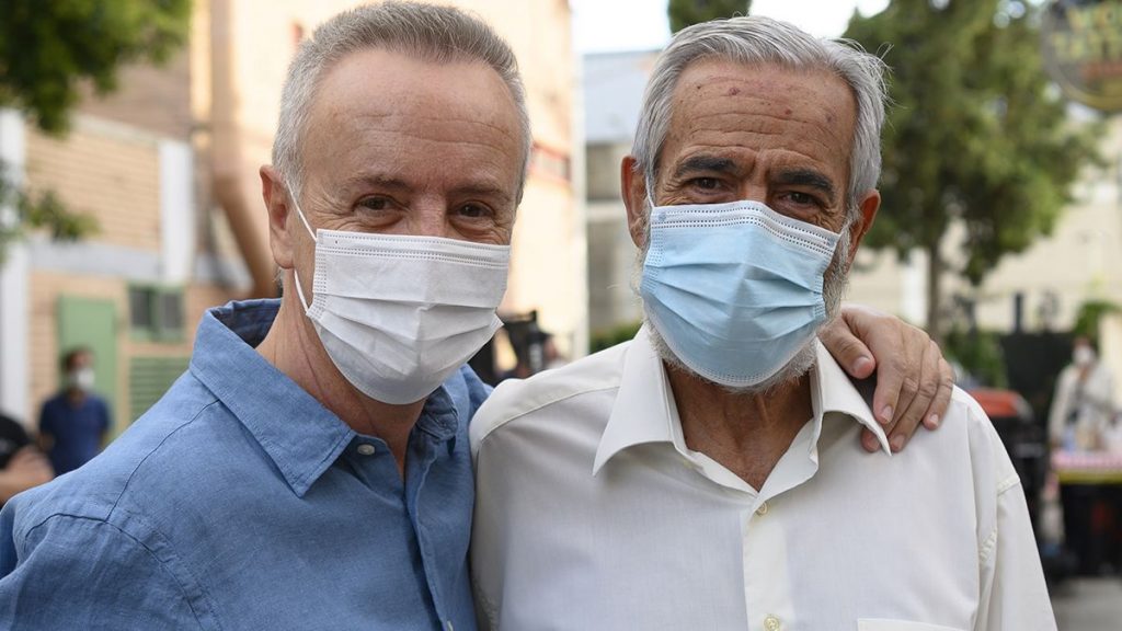 Adiós a Carlitos: los nuevos actores de Cuéntame en su llegada al presente 2 Carlos HIpólito, junto a Imanol Arias, en la última temporada de Cuéntame.