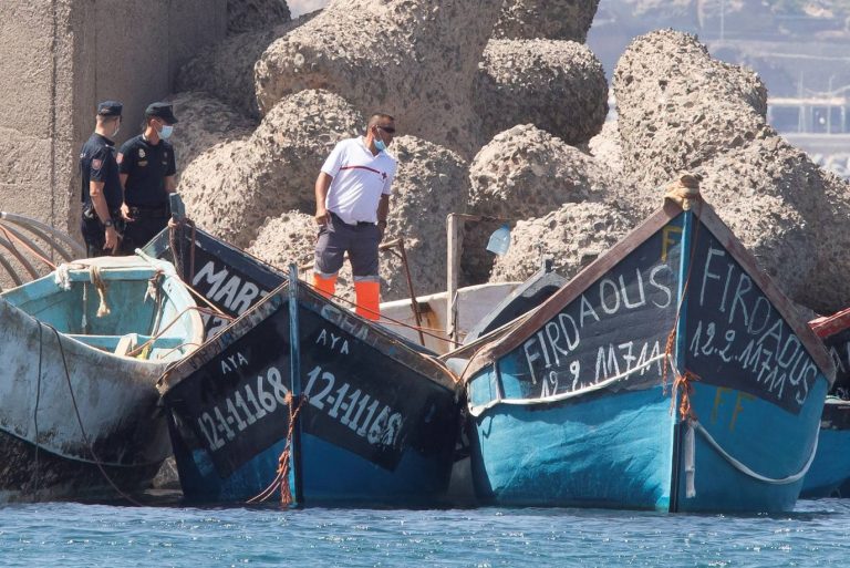 Llega de madrugada un cayuco con 42 ocupantes al Muelle de Arguineguín