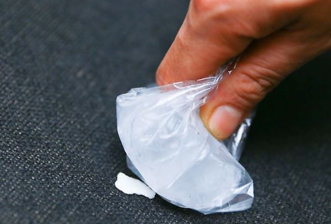 Quitar el chicle de la ropa con hielo