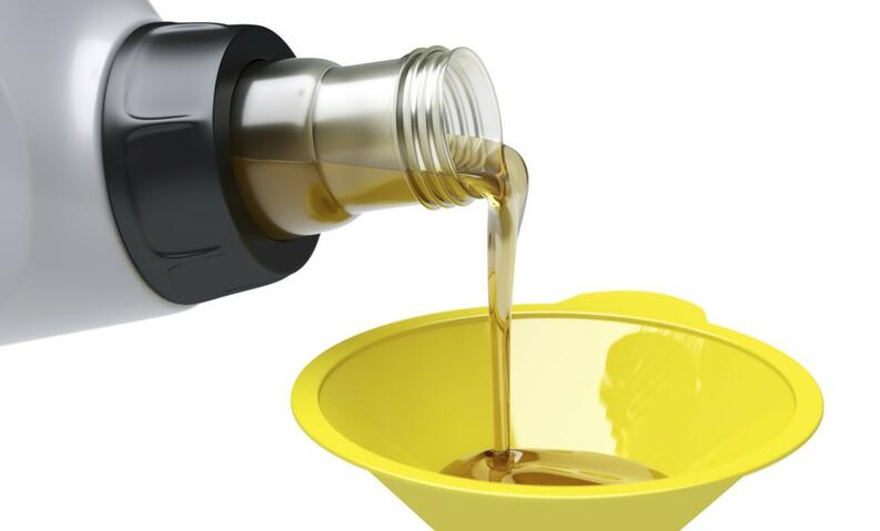 Quitar el chicle de la ropa con gasolina