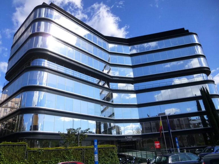 La CNMV constata que la presencia de mujeres en los consejos de administración aumentó al 23,4%