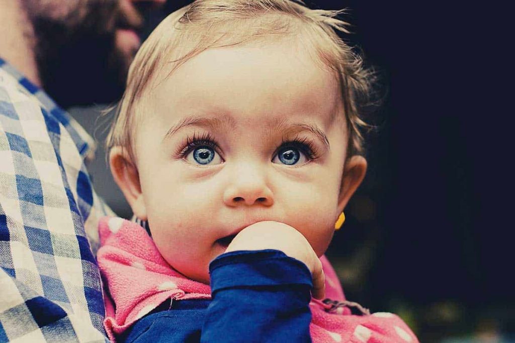 El color de esos ojos grises y azulados es transitorio en la mayoría de los bebés.