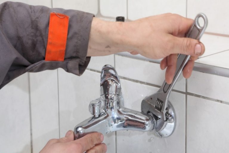 Cómo cambiar el grifo de la bañera