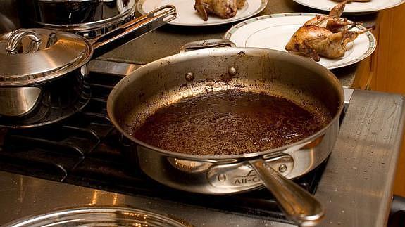 Cómo limpiar una olla llena de grasa 4 grasas pegadas en las ollas
