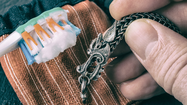 Pasta de dientes para limpiar nuestras joyas