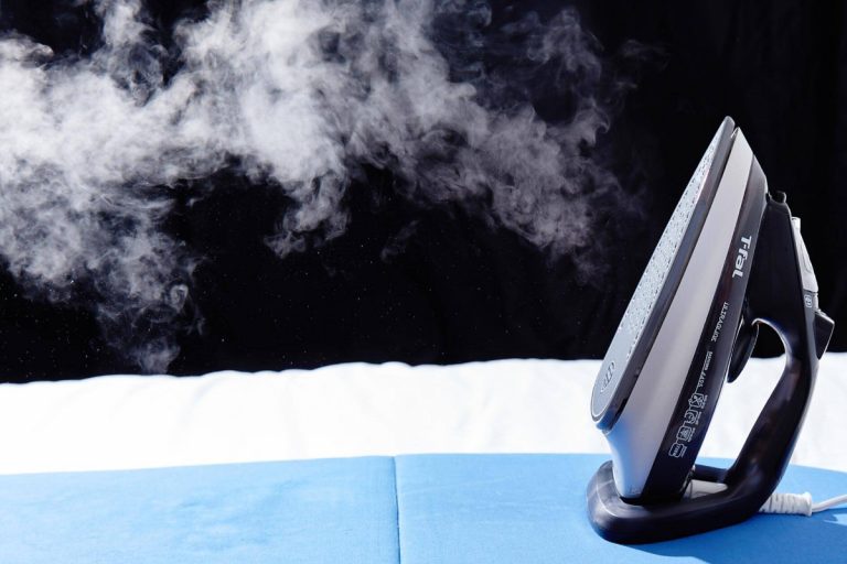 Cómo limpiar la suela de una plancha
