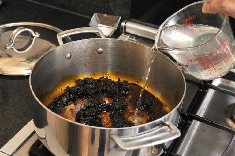 Cómo limpiar una olla llena de grasa
