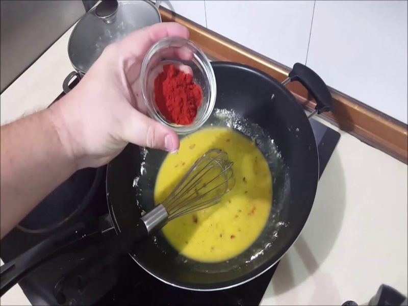 preparación de la salsa brava de Alberto Chicote