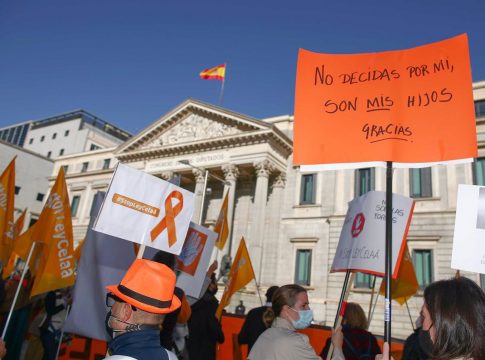 La concertada se concentra este miércoles ante el Senado, donde continúa el trámite de la 'Ley Celaá'