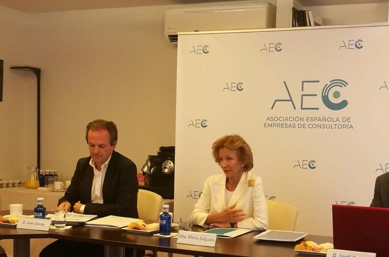 Las consultoras defienden simplificar la contratación pública