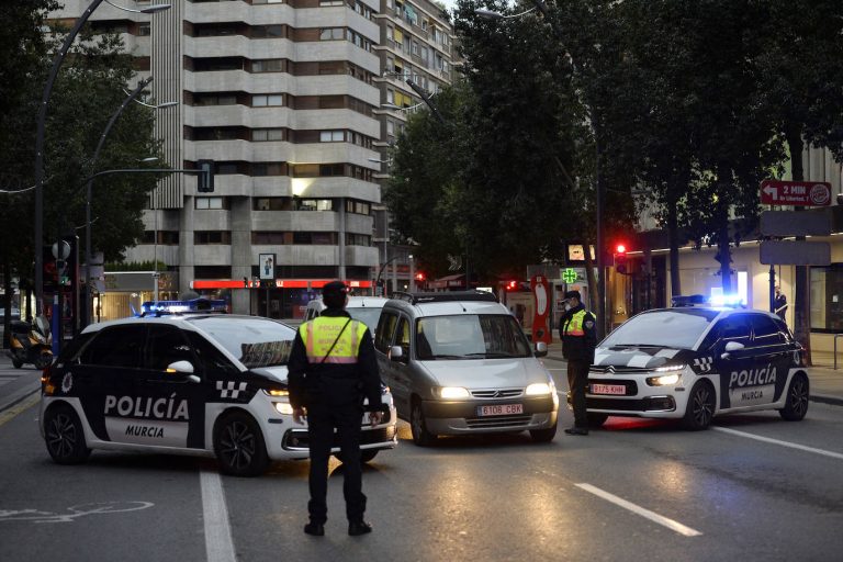 Por qué no debes hacer señales con las luces del coche si ves a la policía