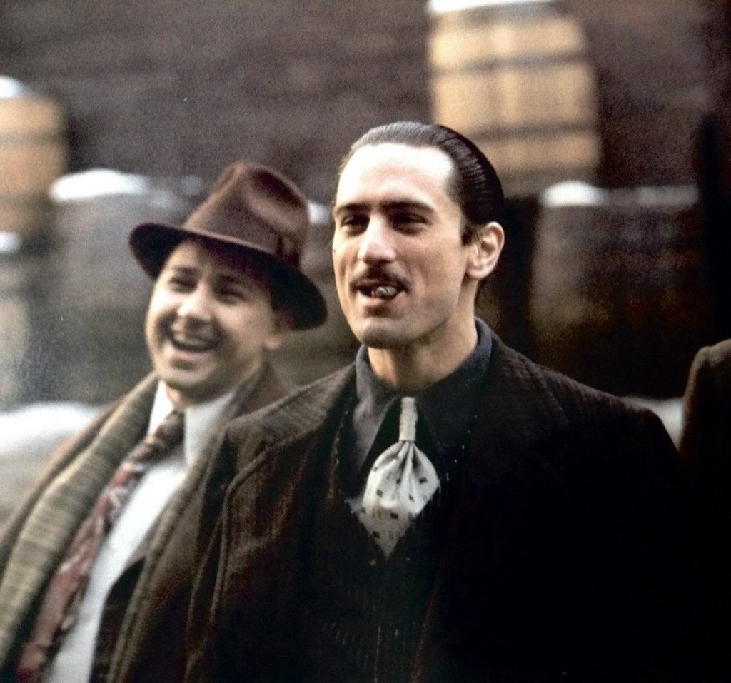 Robert De Niro interpretando a Vito Corleone de joven en 'El Padrino II'