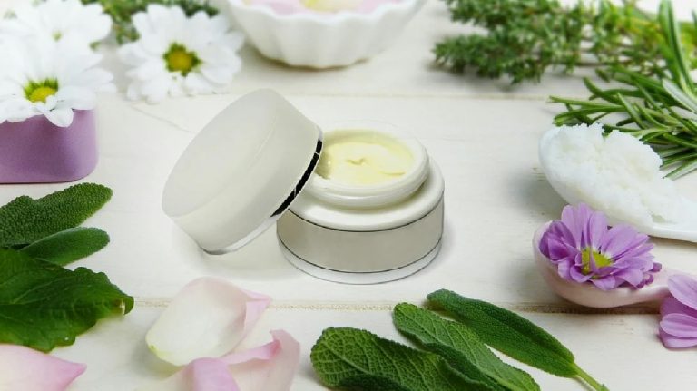 Antes de comprar cosmética, sigue las opiniones de las expertas