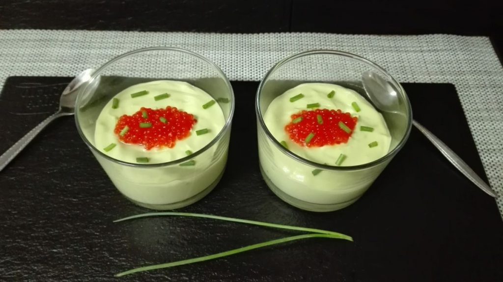 Esta crema de aguacate es refinada a la vez que sabrosa.