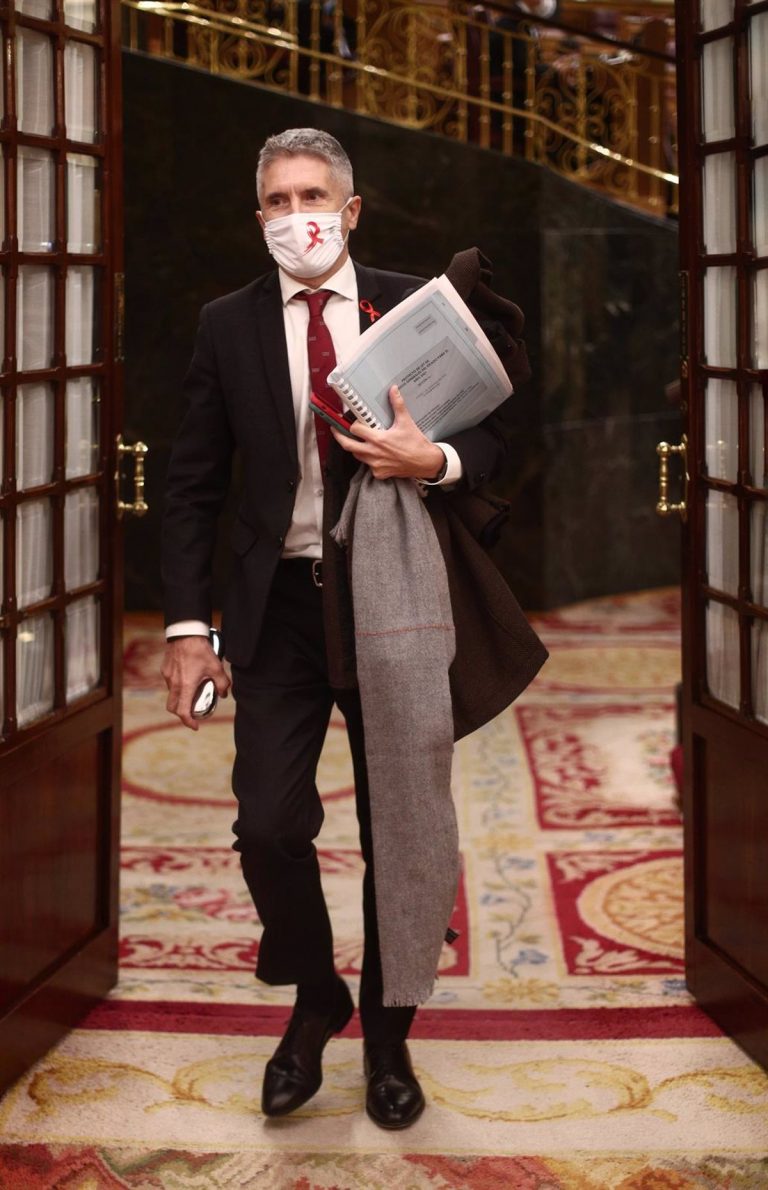 El Defensor del Pueblo insta a  negociar mejores condiciones para el personal en el exterior