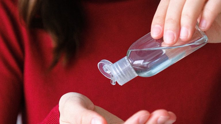 Los desinfectantes sin alcohol son igual de efectivos contra el COVID-19