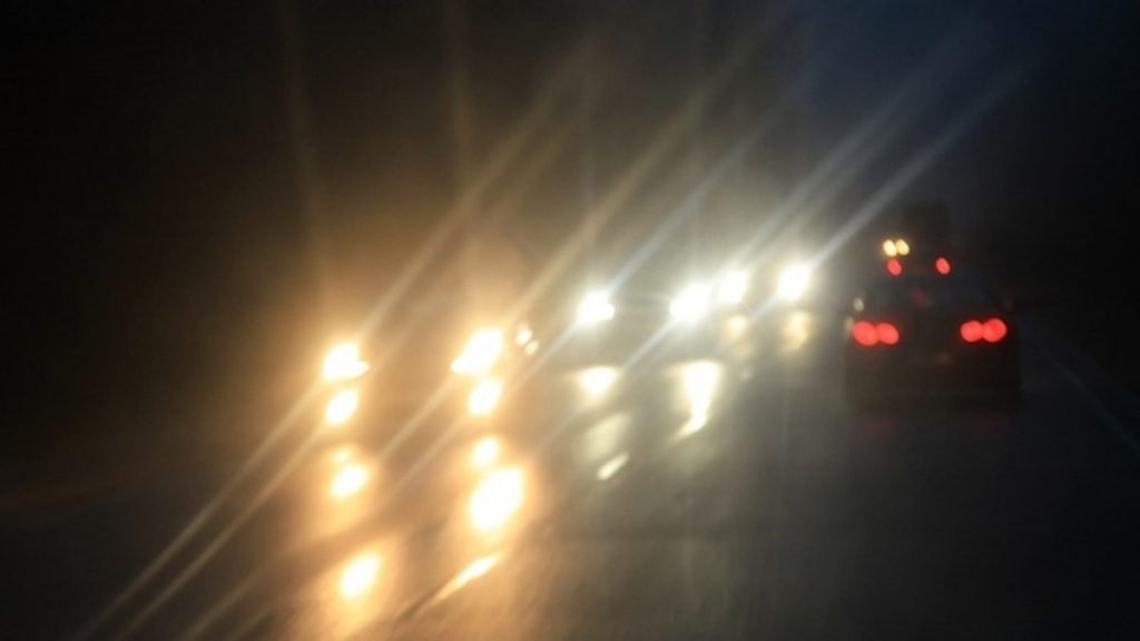 Por qué no debes hacer señales con las luces del coche si ves a la policía