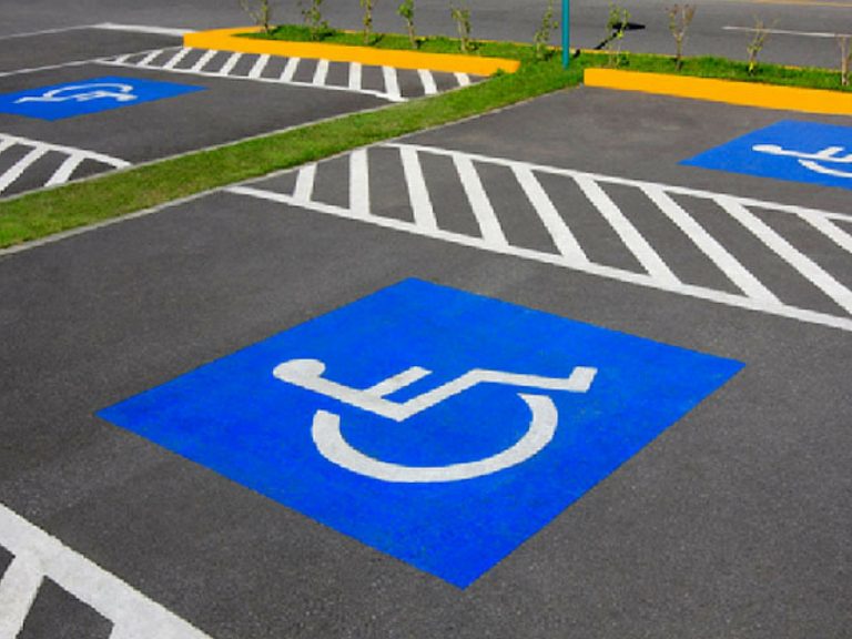 DGT descarta la retirada de puntos del carné por estacionar en lugares para discapacitados