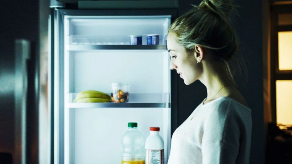 Tu dieta está bien: Hábitos nocturnos que te hacen engordar mientras duermes