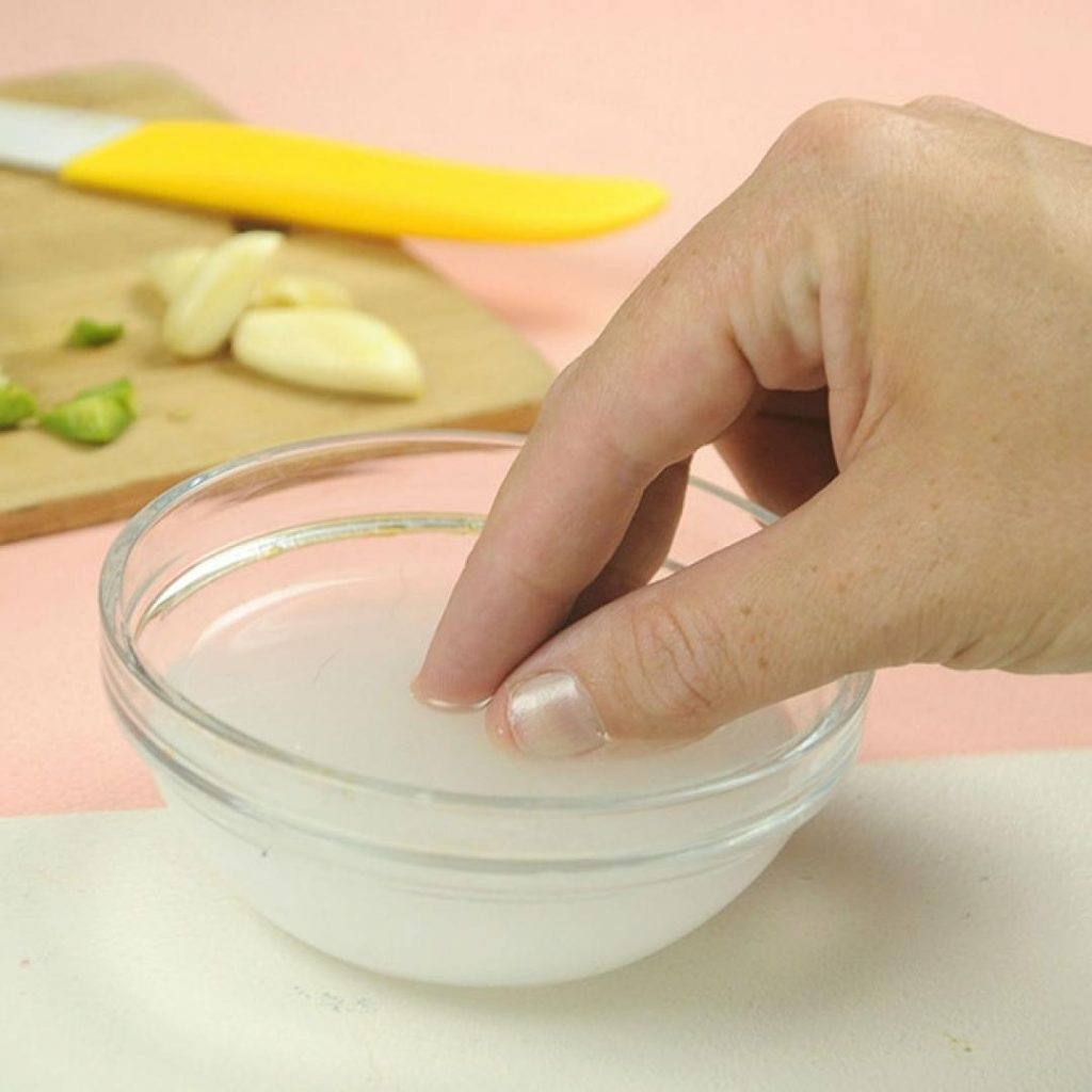 Para limpiar las uñas